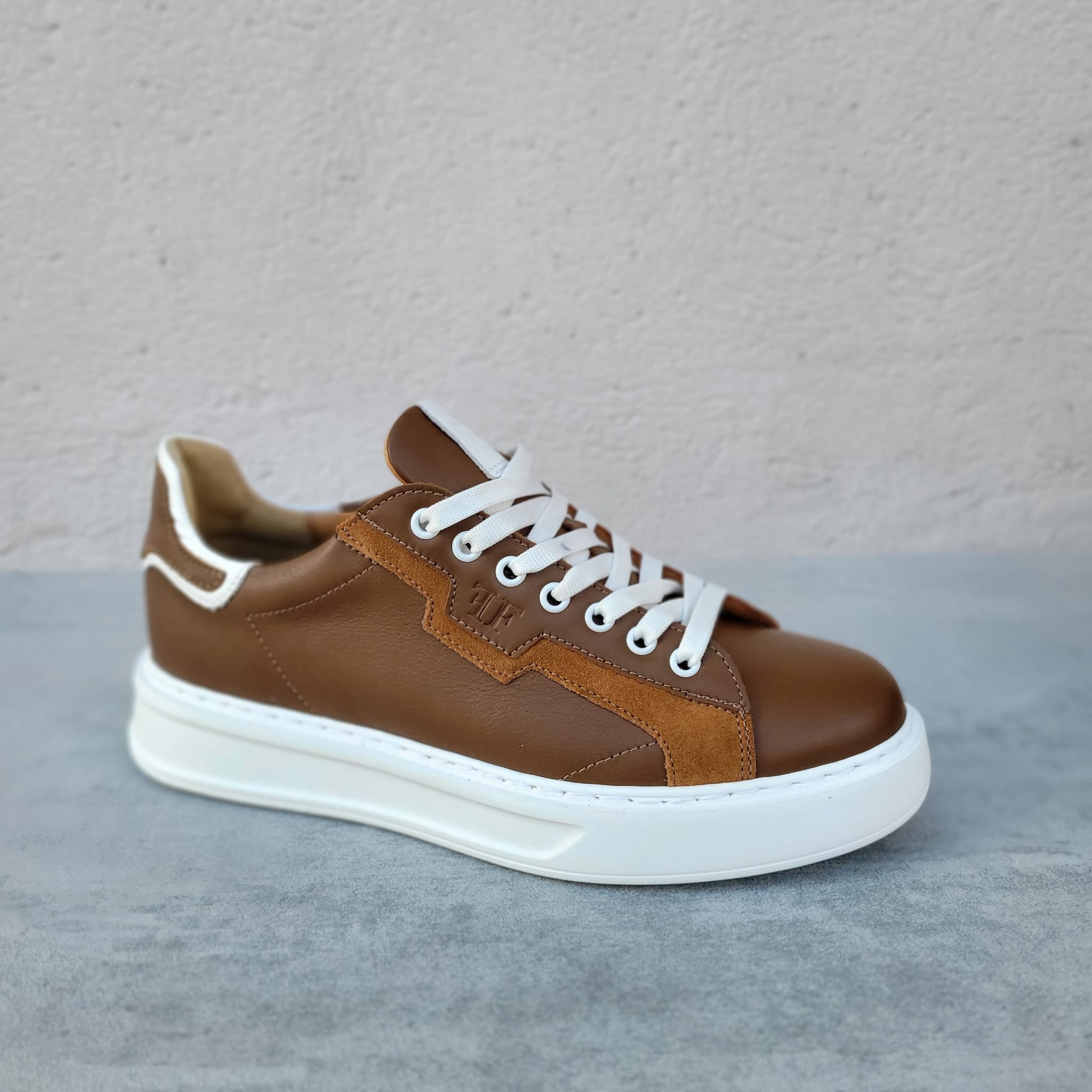 Pantofi casual bărbați din piele naturală maro cu alb - B096